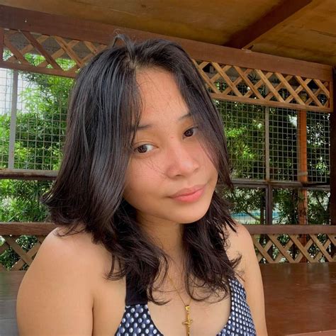 Pinay chubby teen fingering and dildoing her pussy until she squirt.
